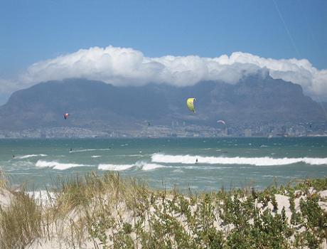 Cape Town lifestyle: kitesurfers at Blouberg Beach